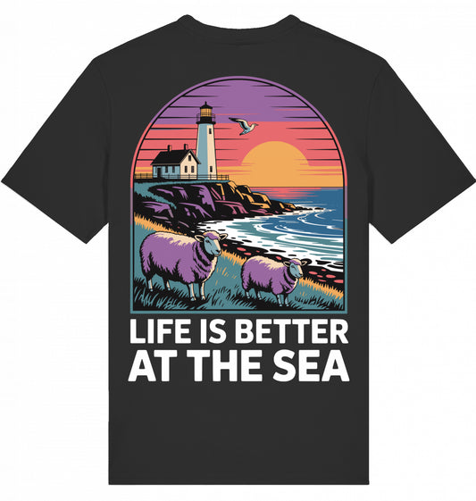 LIFE IS BETTER AT THE SEA T-SHIRT MIT BACKPRINT