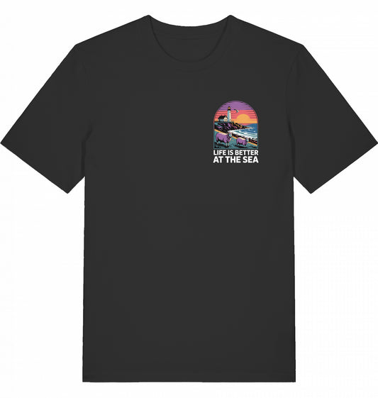 LIFE IS BETTER AT THE SEA T-SHIRT MIT BACKPRINT
